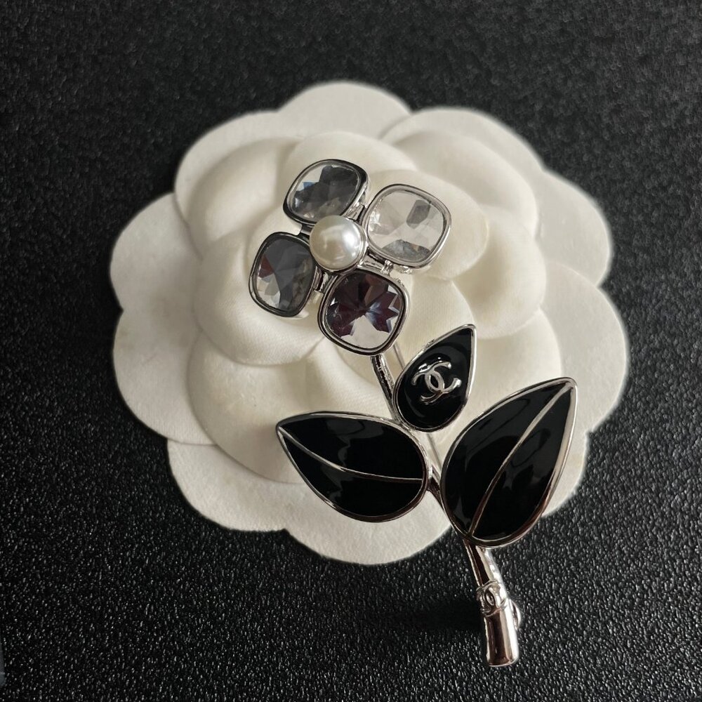 Chanel leaf brooch